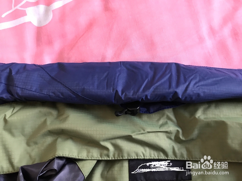 冲锋衣内置式帽子的收纳方法