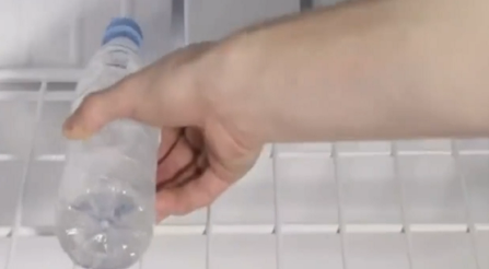 如何让矿泉水快速结冰？