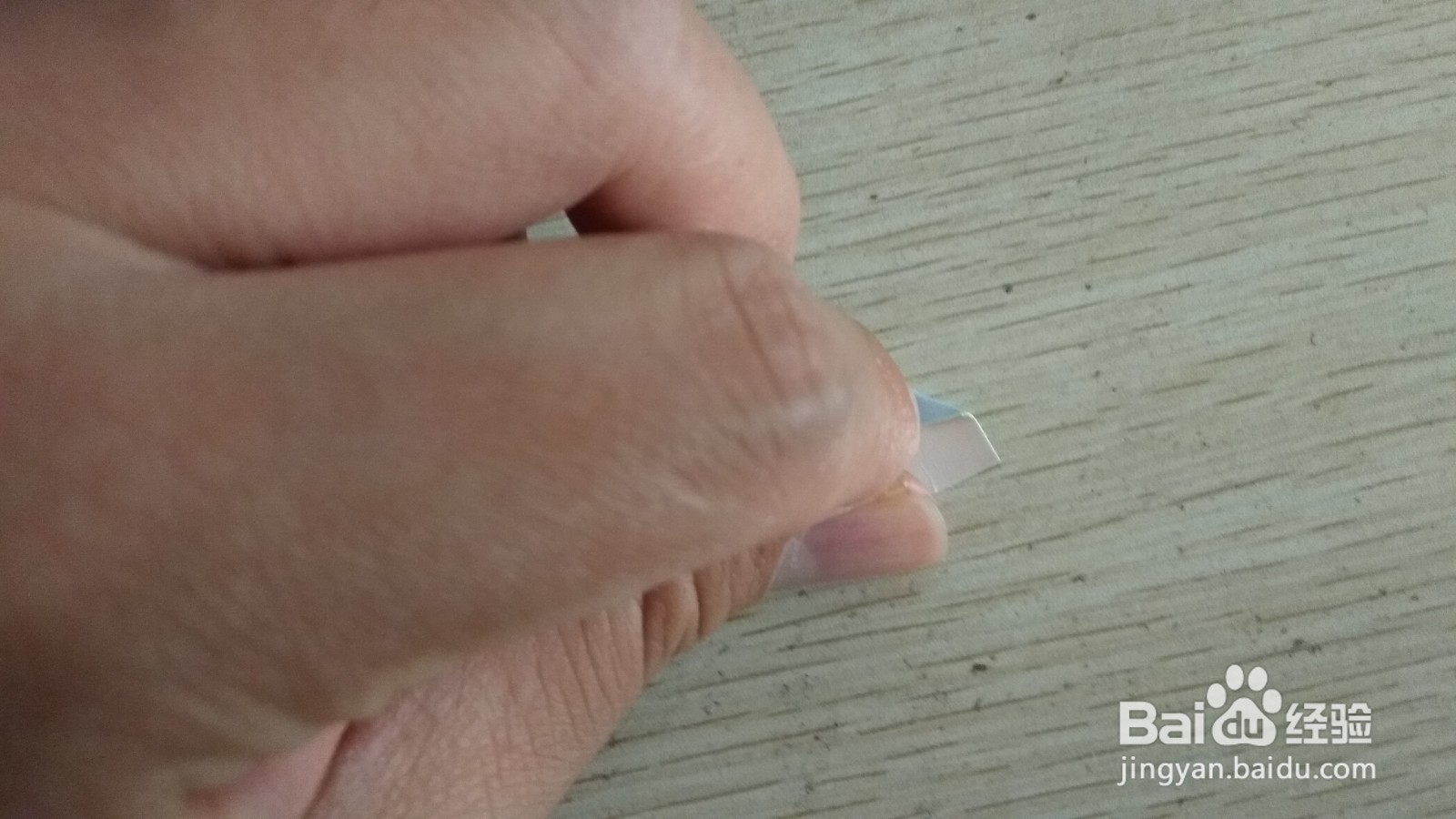 如何用一小长方形硬卡纸做简易的单个中性笔支架