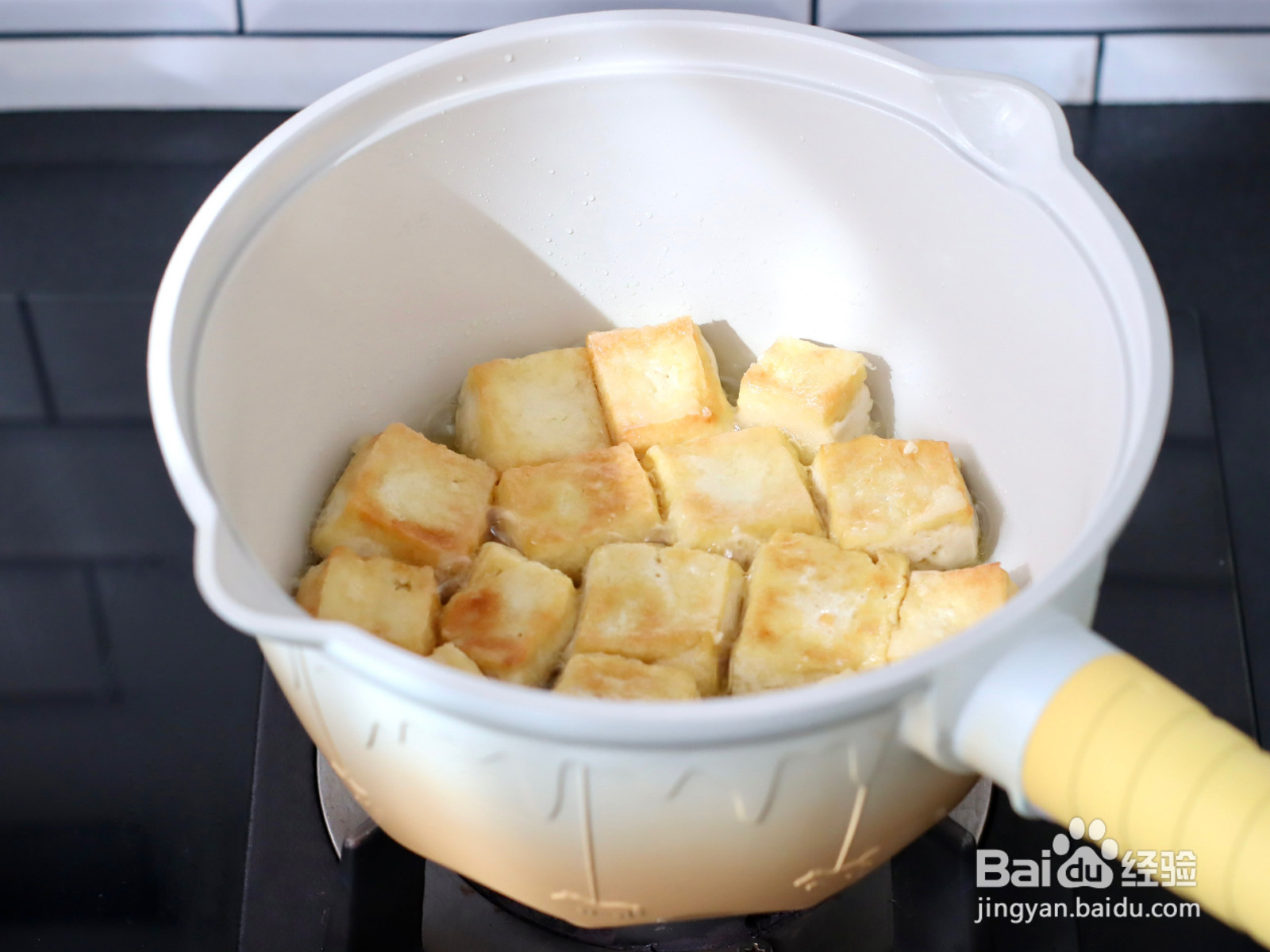 嫩滑鲜香的比目鱼豆腐煲的做法