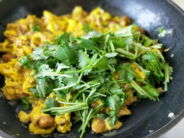 滑子菇香菜炒蛋