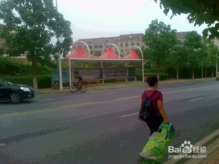 注意道路边上行驶的车辆