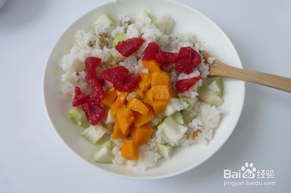 美味开胃的水果饭布丁