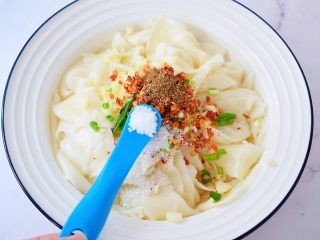 饺子皮的新吃法:饺子皮油泼面