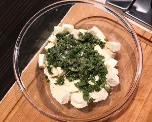 佳品香椿芽拌豆腐的做法