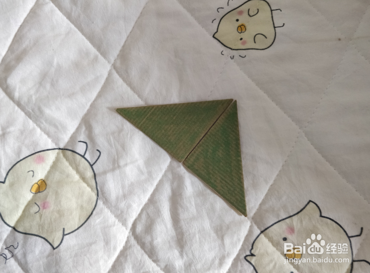 用九巧板怎么拼一个看万花筒的小朋友呢?