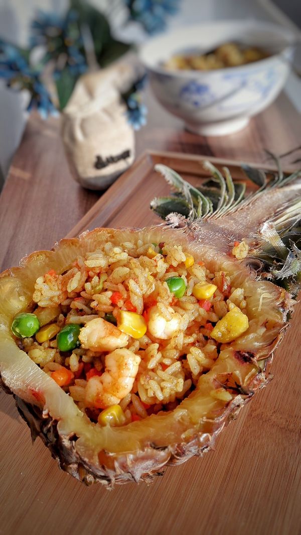 泰式鲜虾咖喱菠萝饭