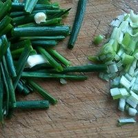 如何制作美味的葱爆五花肉