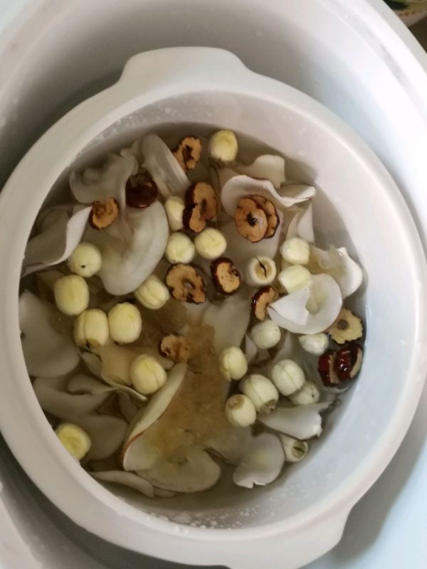 红枣莲子海底椰糖水