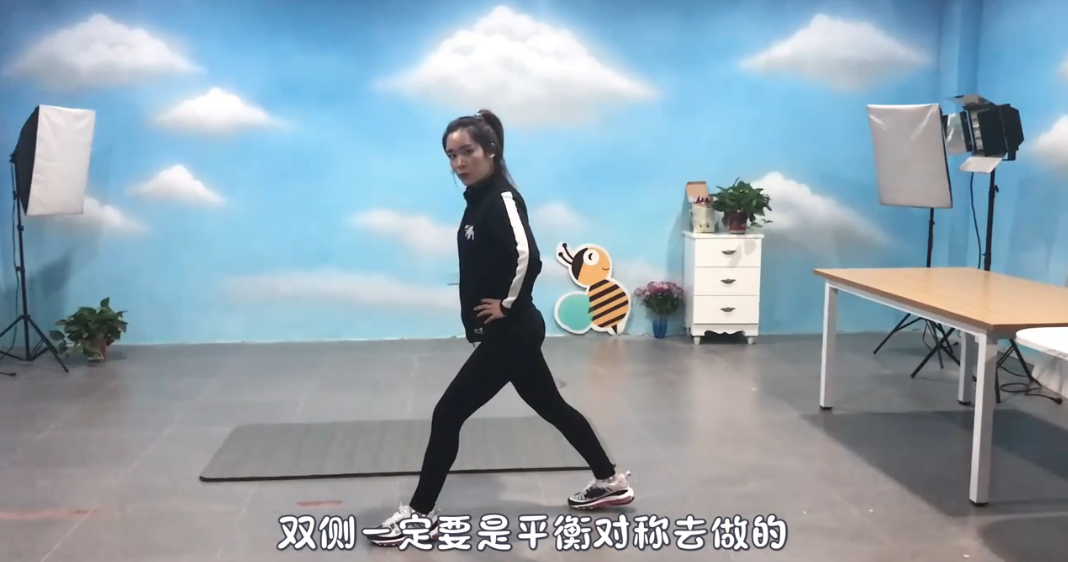 如何练习箭步蹲？