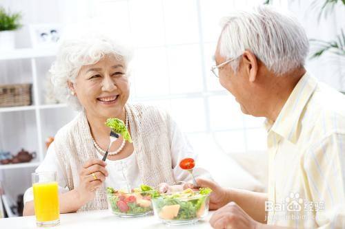 如何选择老年人的健康饮食（老年人如何选择食物）
