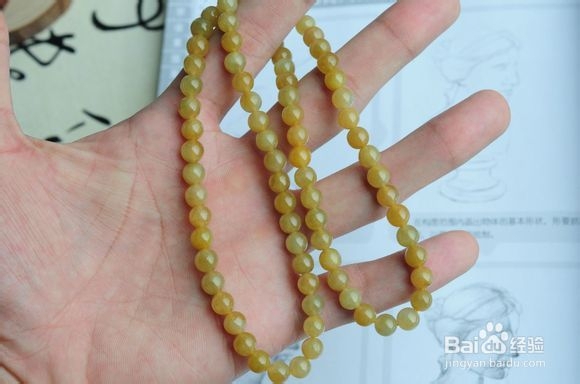 如何根据肤色搭配翡翠