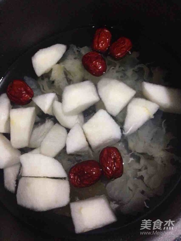 银耳红枣雪梨羹