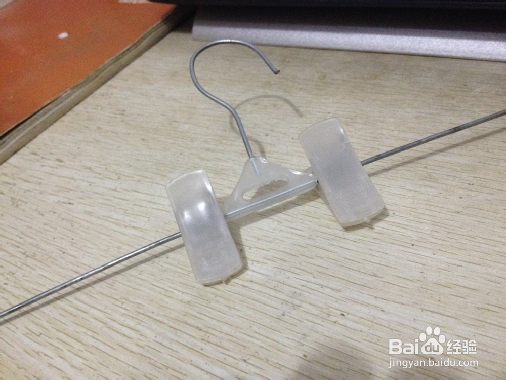如何用裤挂做简易手机支架