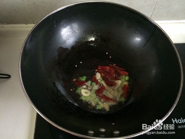 味美鲜香的豆芽木耳炒粉条