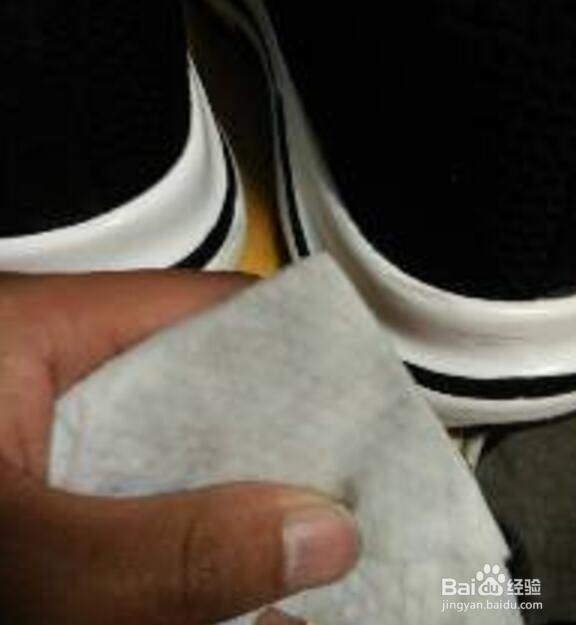 白边鞋子蹭上黑色痕迹怎么快速去除