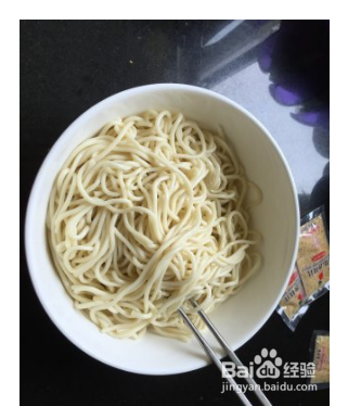 虫草花鸡丝凉拌面怎么做