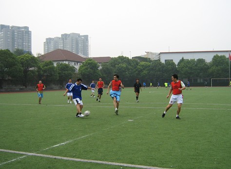 四种足球颠球练习方法