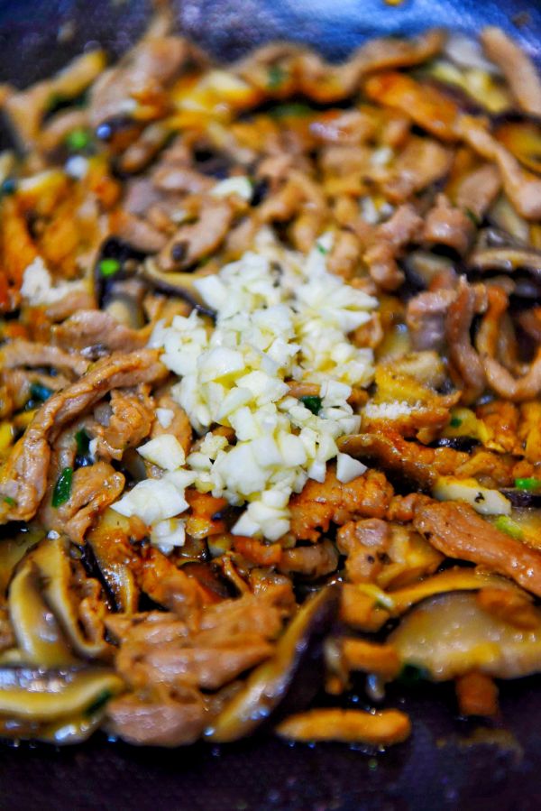 香菇肉丝刀削面