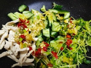 凉拌鸡胸肉豆苗苦瓜