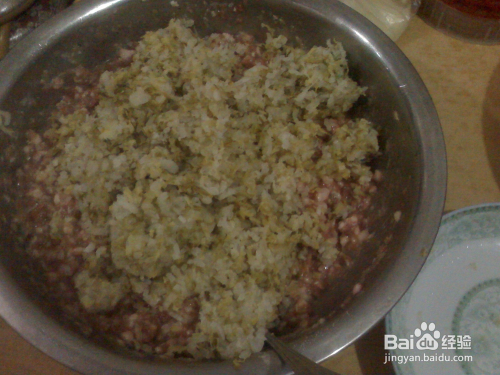怎样包年三十猪肉酸菜馅饺子--包饺子