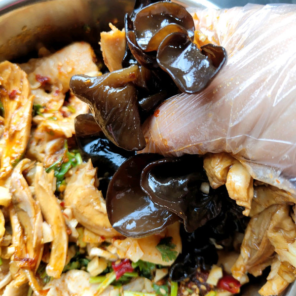 捞汁黑木耳拌鸡腿