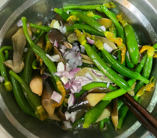 捞汁鸡枞菌拌黄瓜花