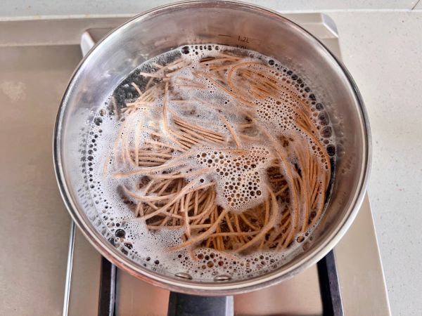 鸡蛋菠菜捞汁荞麦面
