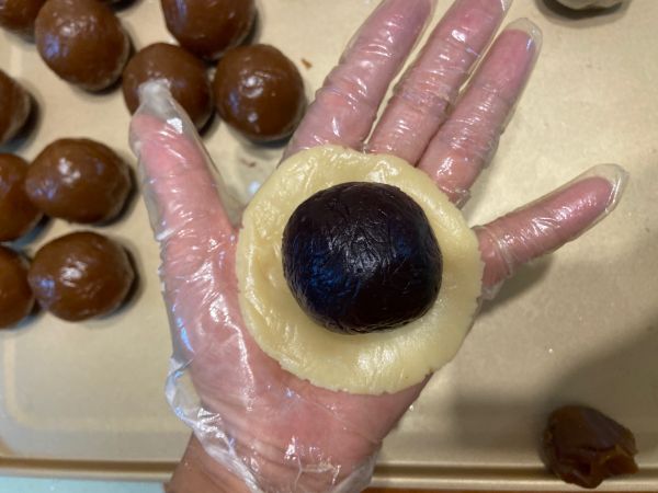 广式豆沙蛋黄月饼