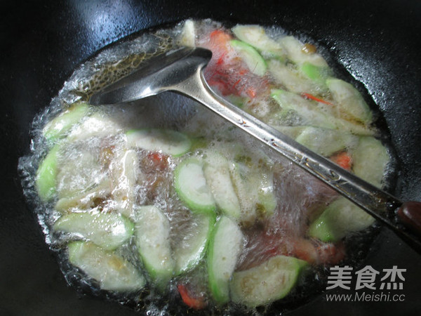 榨菜丝河虾丝瓜汤