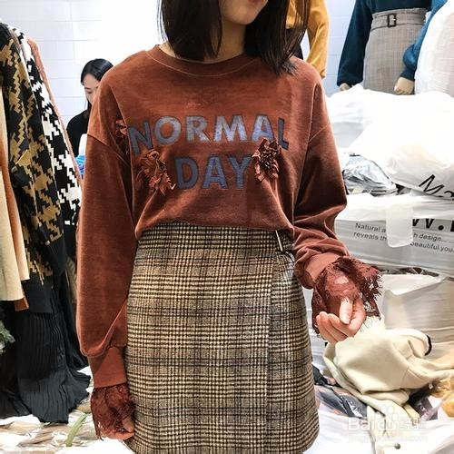 金丝绒卫衣怎么搭配