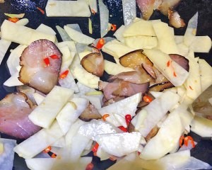 食补养生土豆片炒腊肉