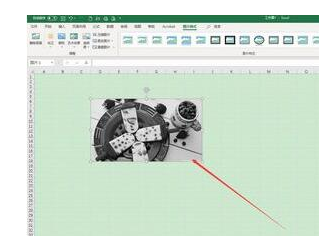 Excel怎么让图片变成灰度样式?