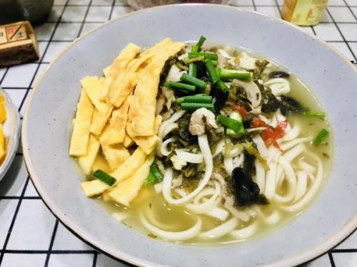 美食/营养 > 主食 我们本地人就喜欢片儿川,什么时候的料最好吃,就是