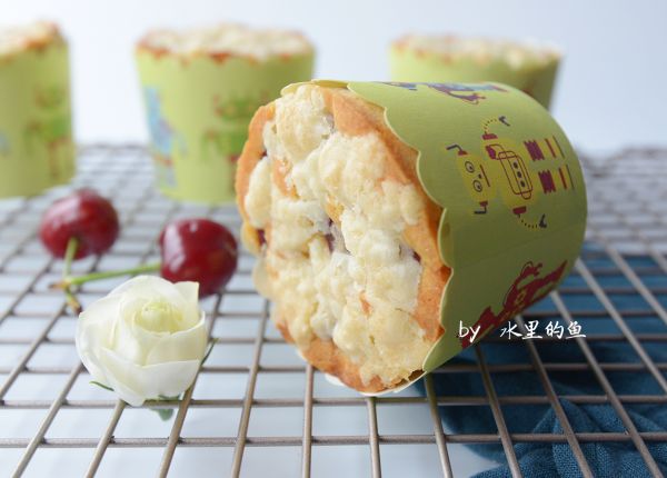 酥皮樱桃纸杯蛋糕