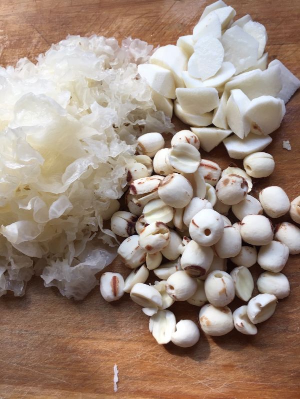 银耳莲子红枣枸杞汤