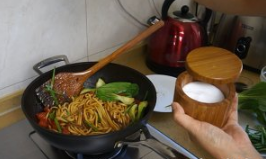 鸡蛋素炒面的做法