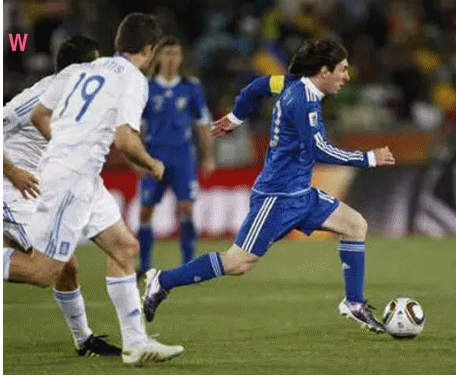 势不可挡的足球前锋的磨炼