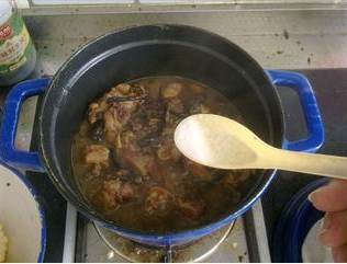 榛蘑炖鸡腿，营养又好又保护一眼睛！