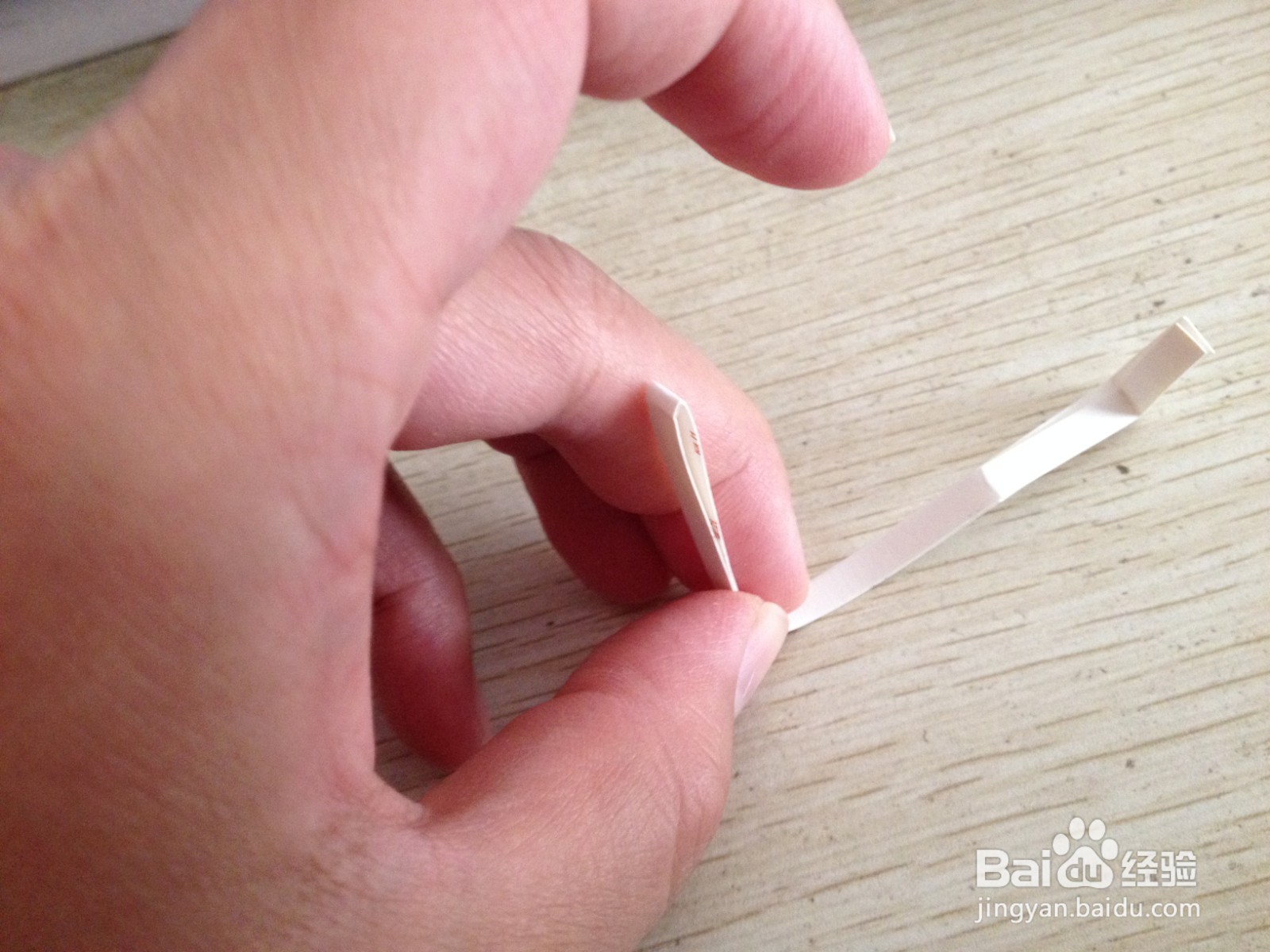 如何用细长的长方形硬卡纸做W形简易中性笔支架
