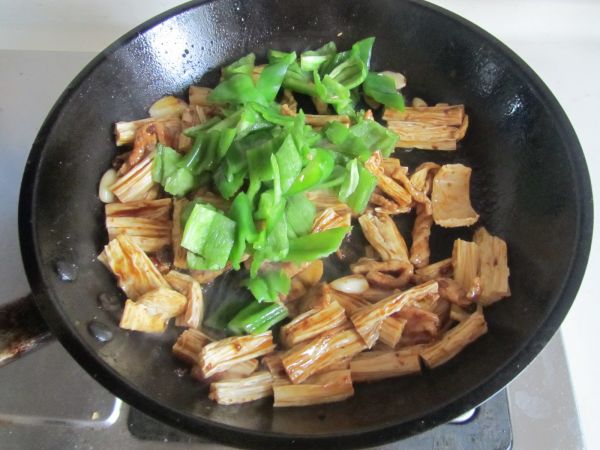 青椒腐竹炒肉片
