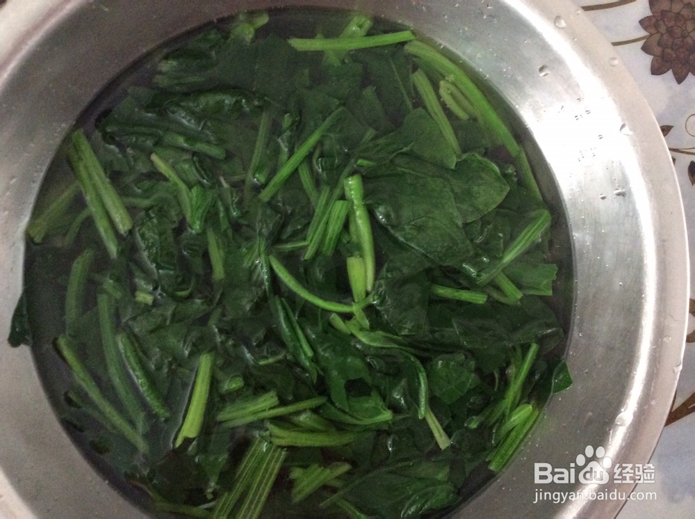 如何做老醋菠菜鸡蛋花生米