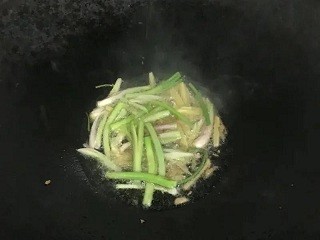 葱爆皮皮虾怎么做?