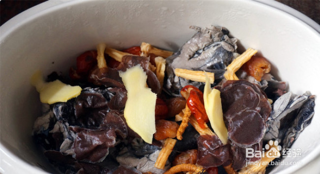 冬虫夏草滋补乌鸡汤的做法