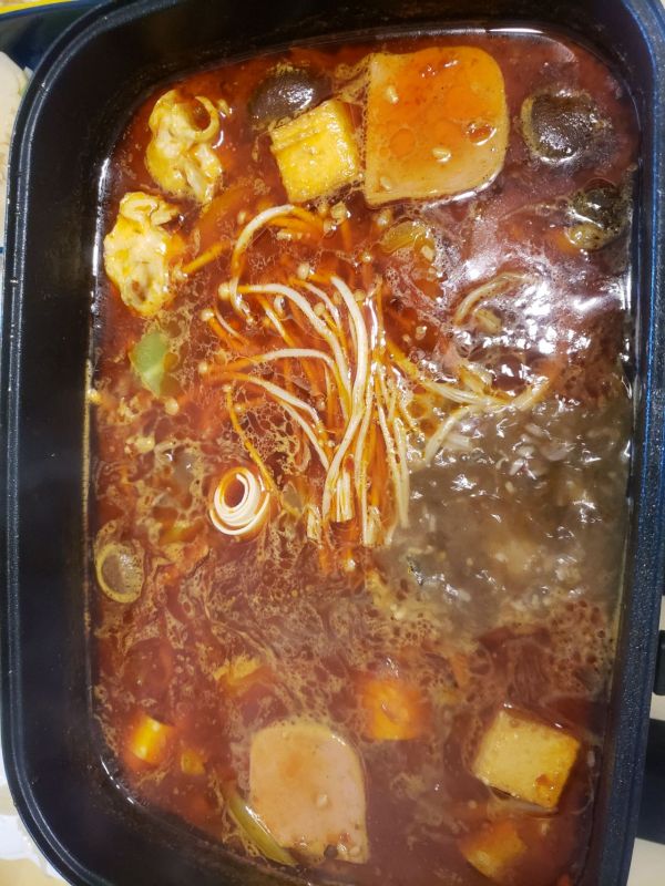 一家人在一起就是要围坐着吃火锅