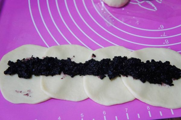桑葚果酱花式面包