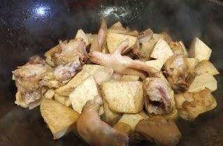 芋头焖鸡怎么做