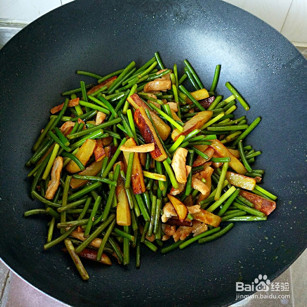 香气满满的蒜苔土豆条