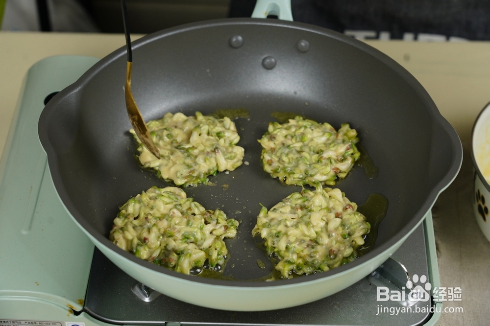 酥到掉渣的花洋槐花饼
