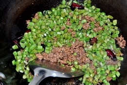如何做碎肉豇豆
